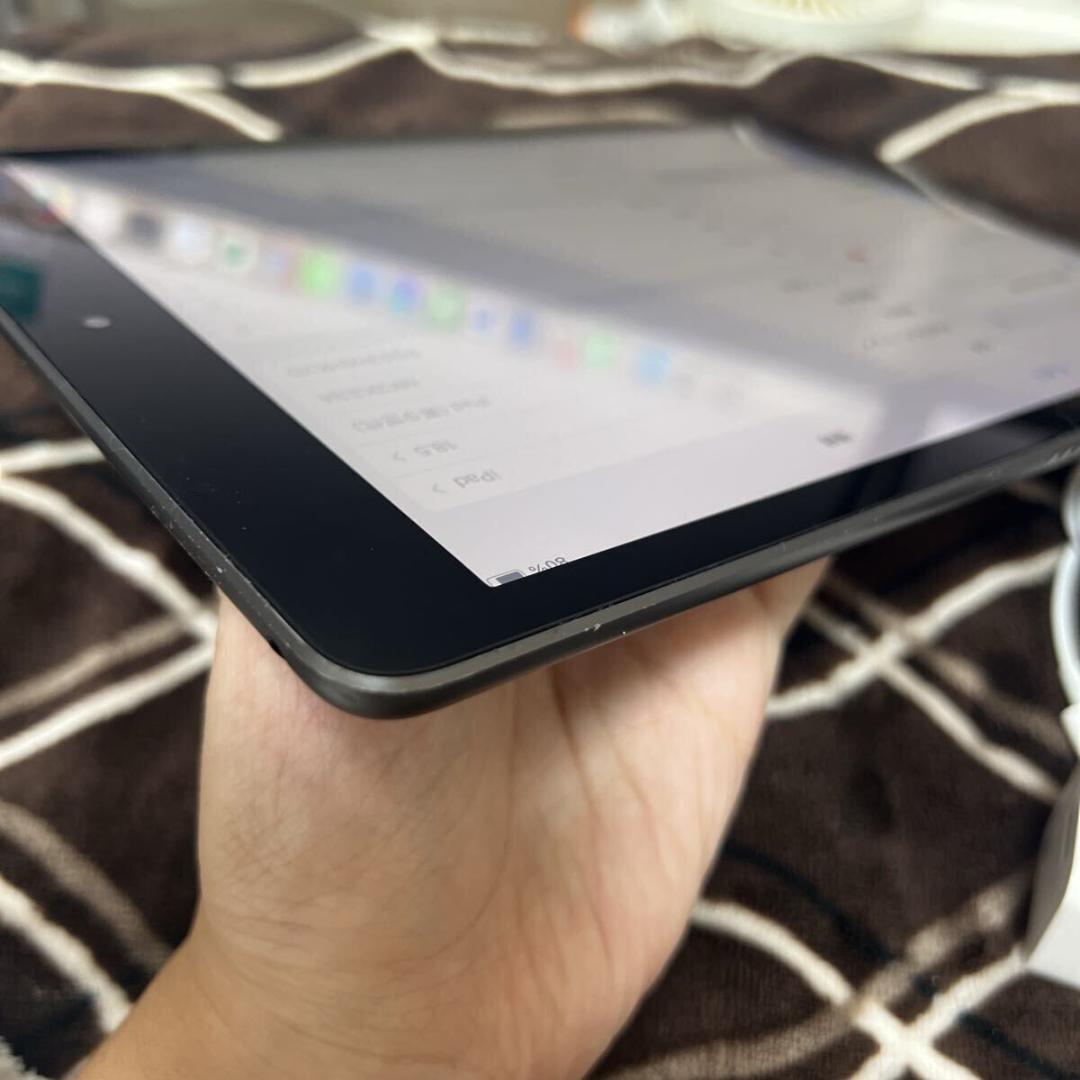 美品Apple iPad スペースグレイWi-Fiモデル第9世帯/ A2604