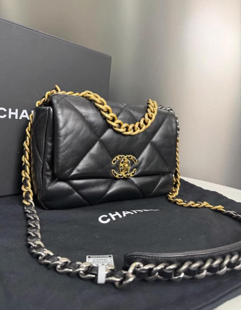 【極美品】CHANEL 19 Flap Bag ブラック トリプルメタルチェーン