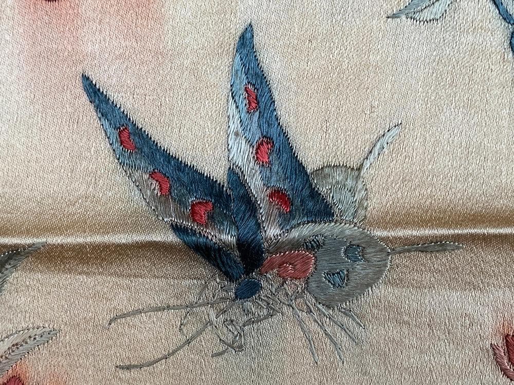 【繍】　★ 織繍 白色緞地花蝶紋繍片 ★　清朝期　花卉 胡蝶 刺繍文様　明清繍品
