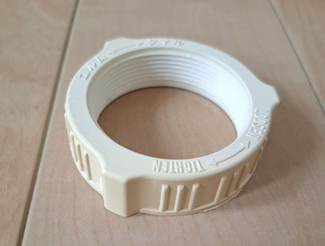 クリーム色の3枚羽根扇風機 レトロ