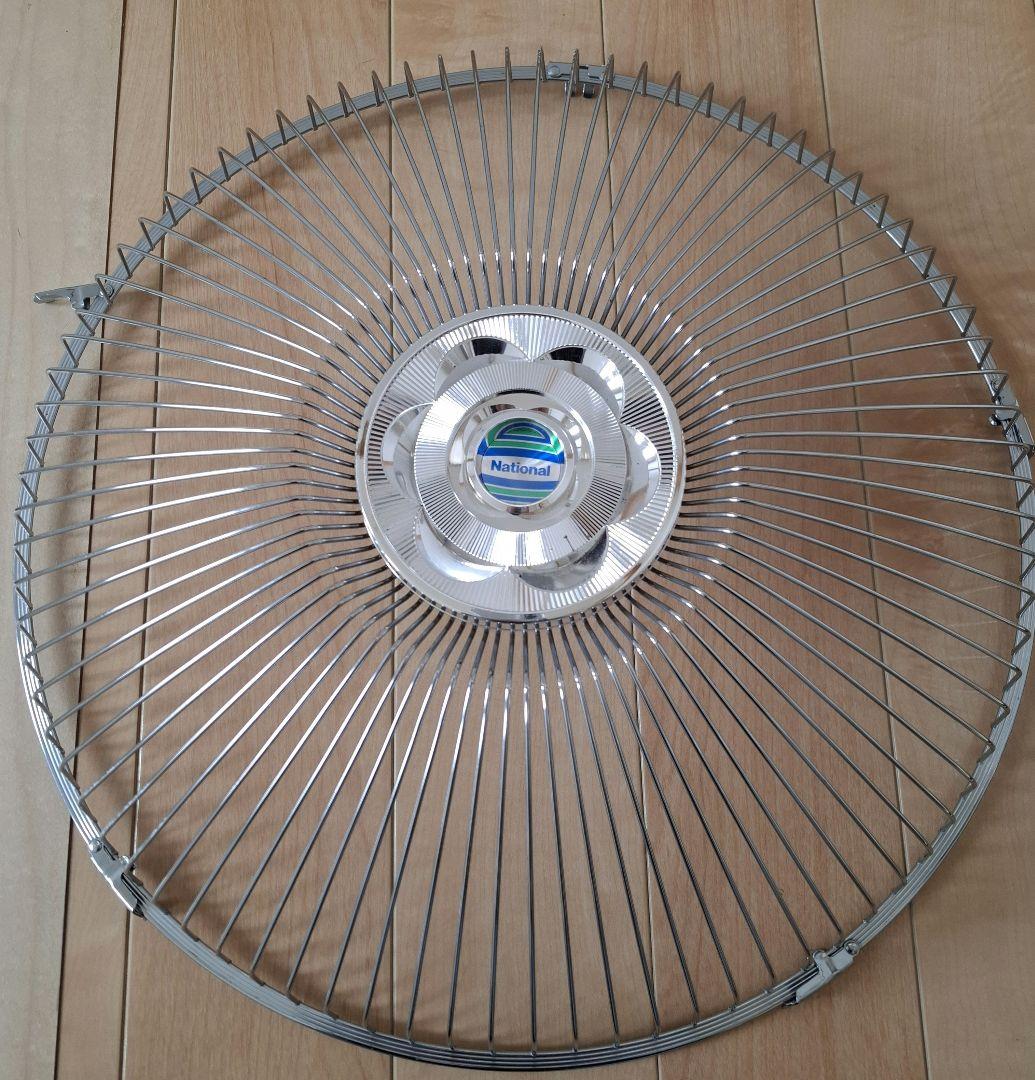 クリーム色の3枚羽根扇風機 レトロ