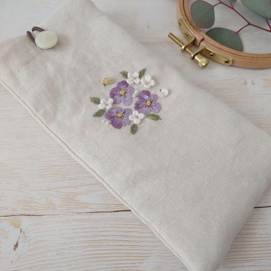 手刺繍入　貝ボタン付き メガネケース/ペンケース【スミレと蝶々】