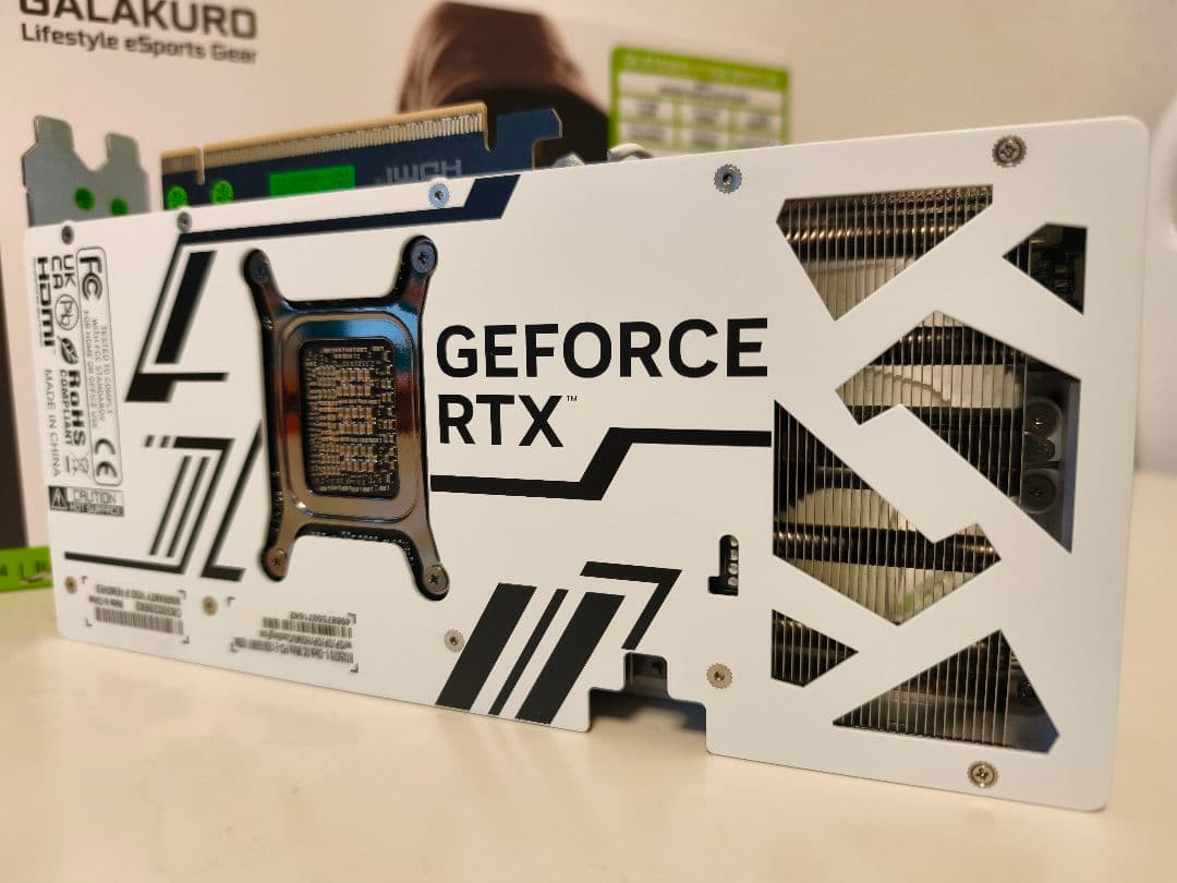 GeForce RTX 5070 グラフィックボード ホワイト/デュアルファン