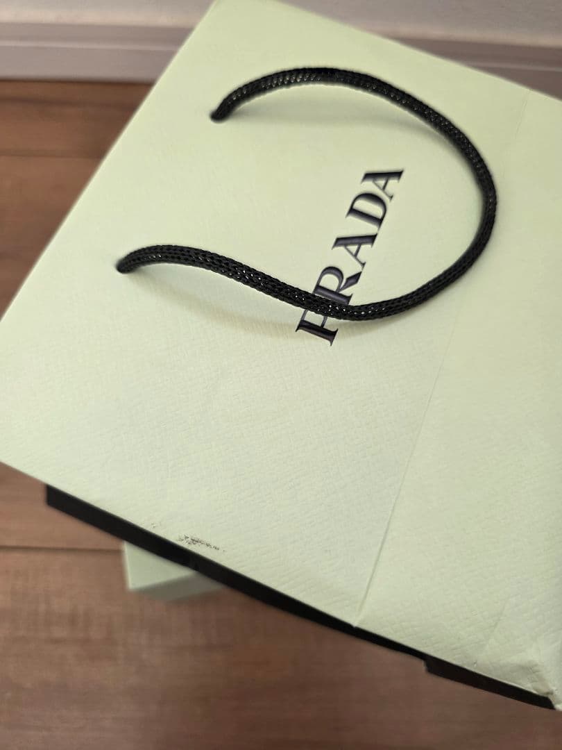新品未使用　PRADA リップバーム ギフトボックス、ショッパー付き