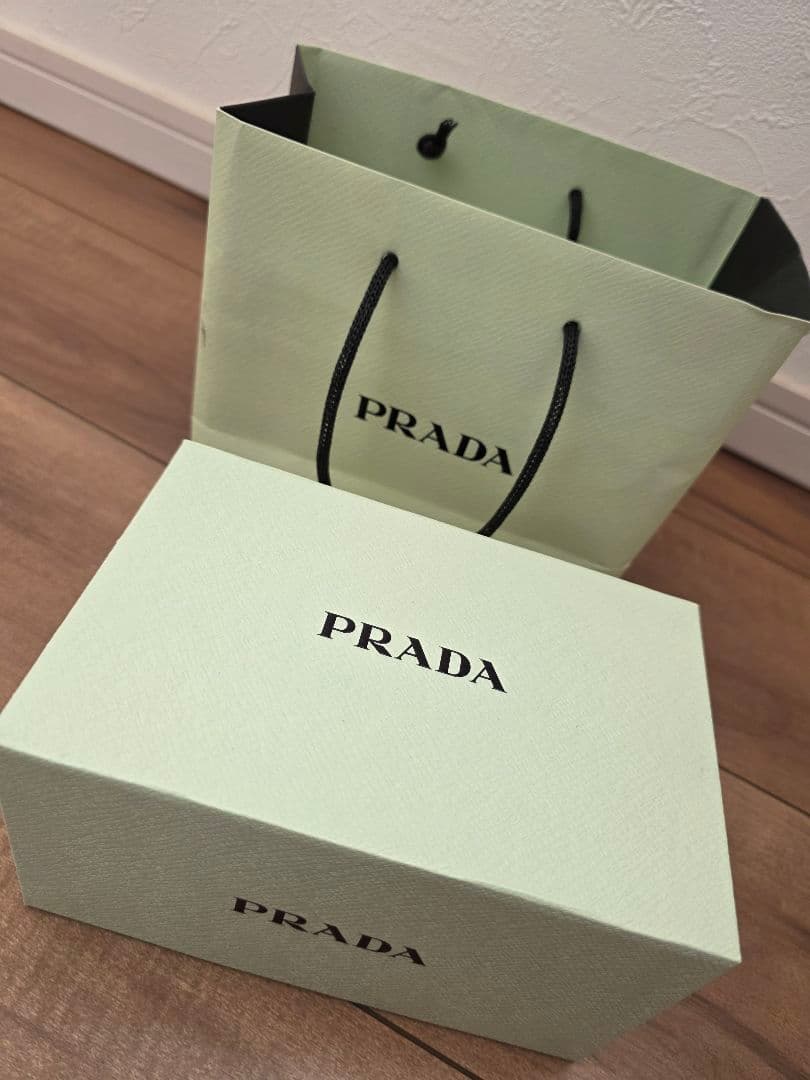 新品未使用　PRADA リップバーム ギフトボックス、ショッパー付き