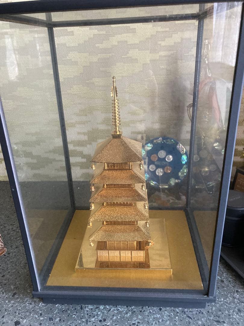 金色の五重塔 金属工芸品 透明ケース付き