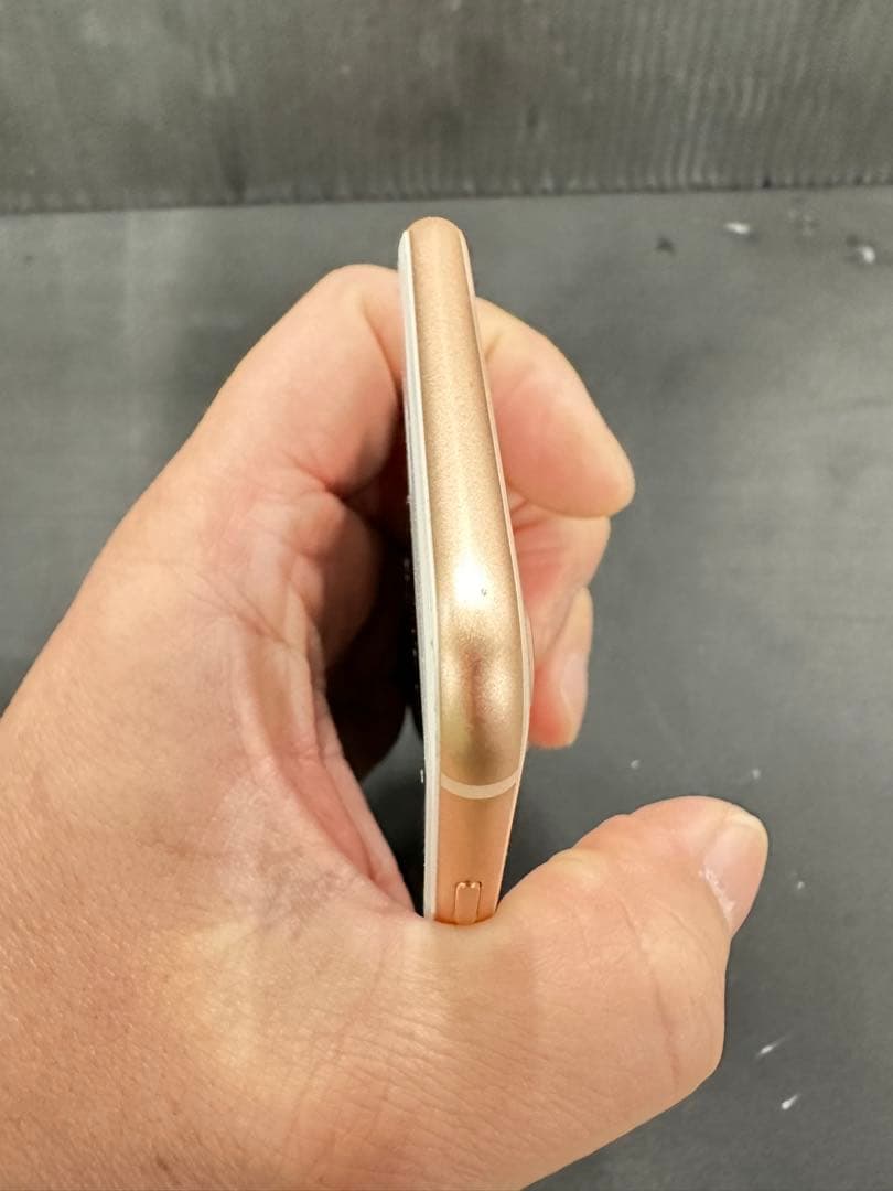 Apple iPhone 8 ゴールド 本体 ドコモ SIMフリー