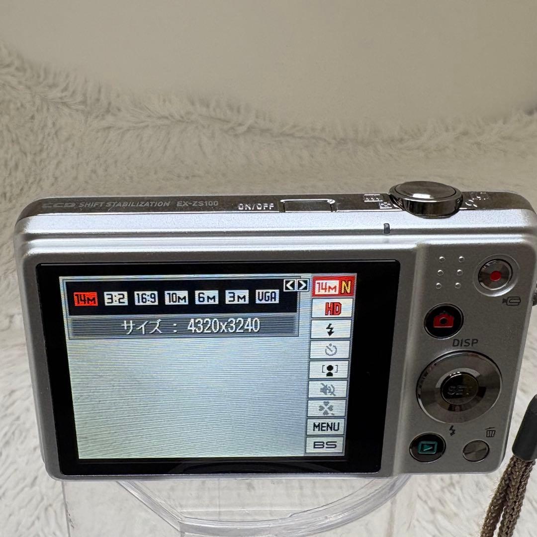 美品　CASIO カメラ　EX-ZS100 充電器　箱 コンデジ　動作品