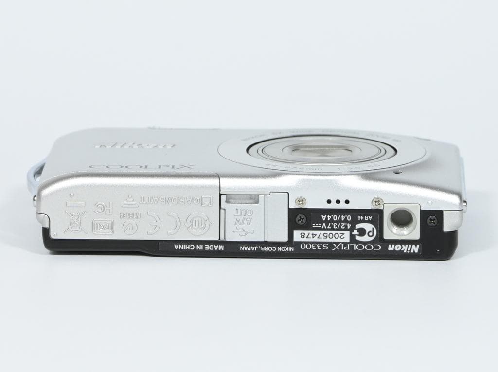 【美品】 ニコン　Nikon COOLPIX S3300 クリスタルシルバー