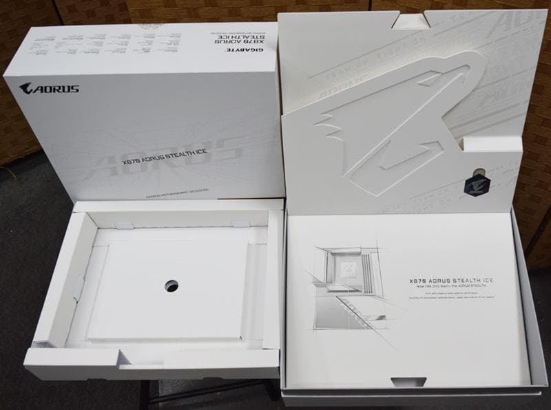 ギガバイト X870 AORUS STEALTH ICE ゲーミングマザーボード