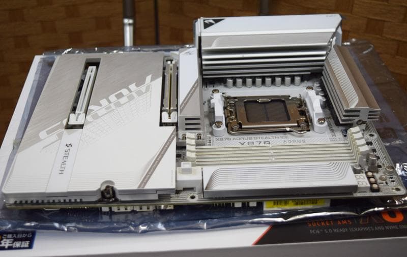 ギガバイト X870 AORUS STEALTH ICE ゲーミングマザーボード