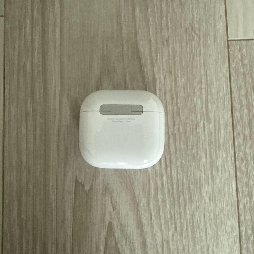 AirPods4 充電ケースと左耳のみ