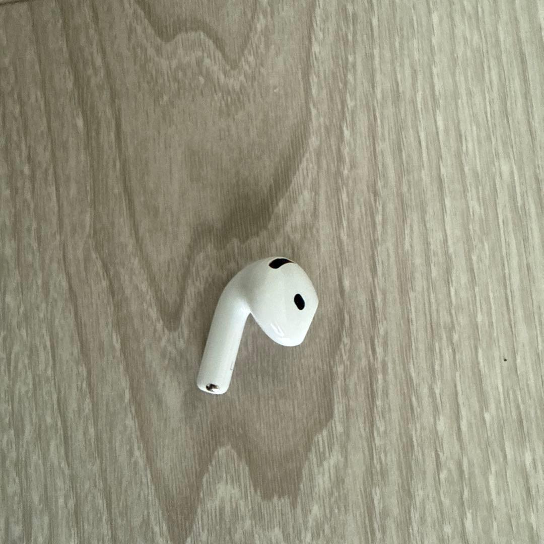 AirPods4 充電ケースと左耳のみ