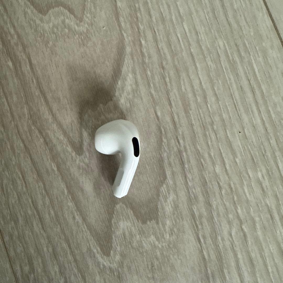 AirPods4 充電ケースと左耳のみ