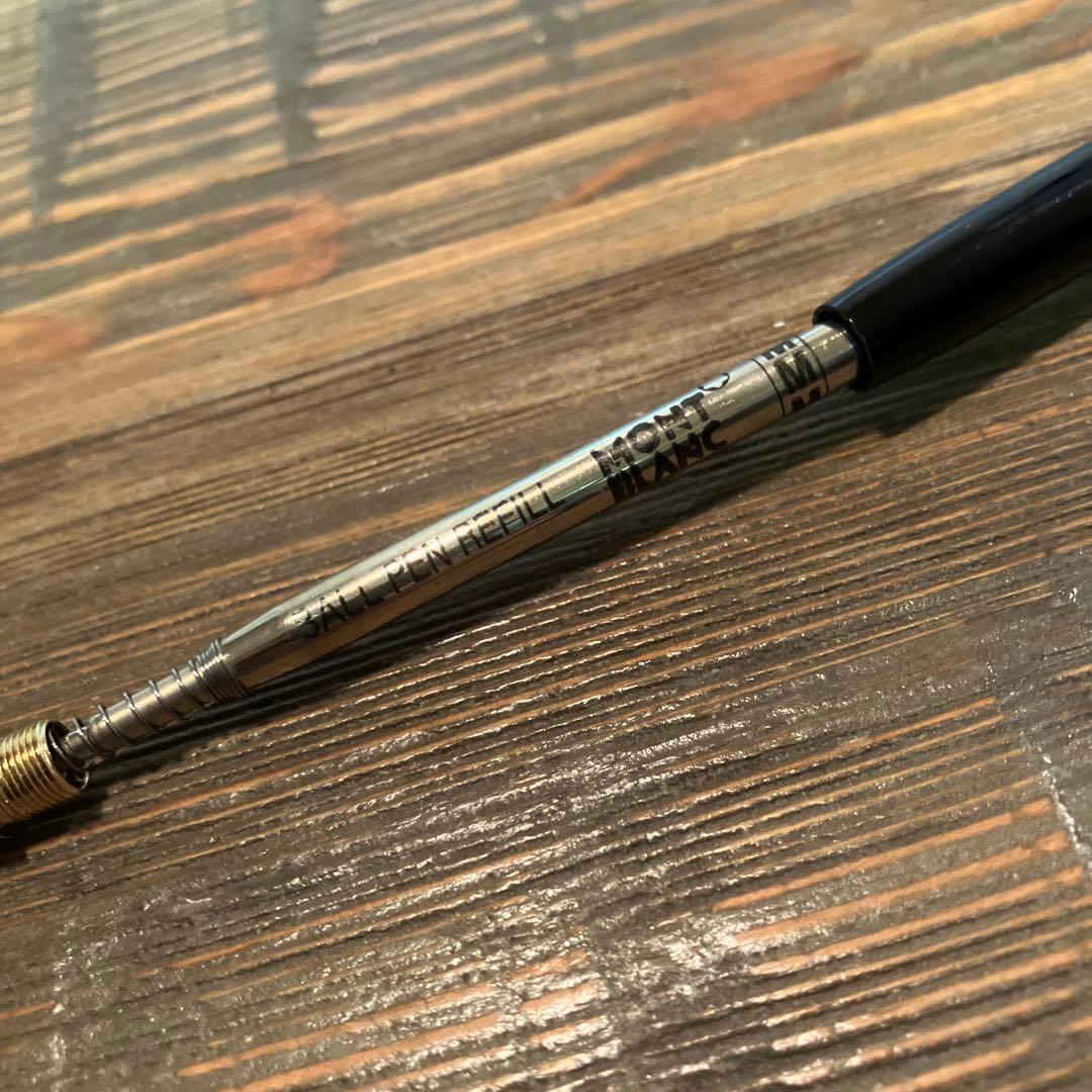 モンブラン　ボールペン 金色の金具付き