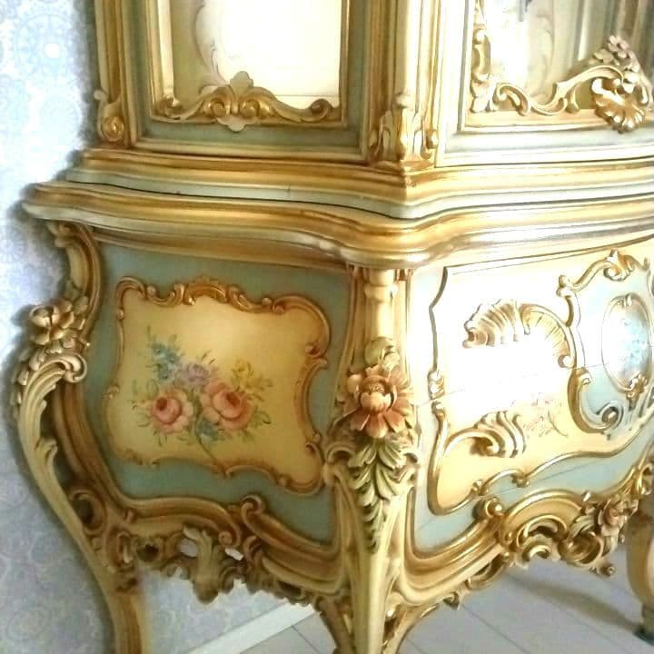 まやイタリア家具　ロココ調　キャビネット　手彫り　マリオコルチャゴ