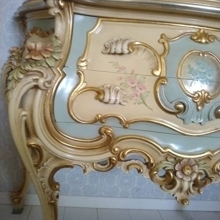 まやイタリア家具　ロココ調　キャビネット　手彫り　マリオコルチャゴ