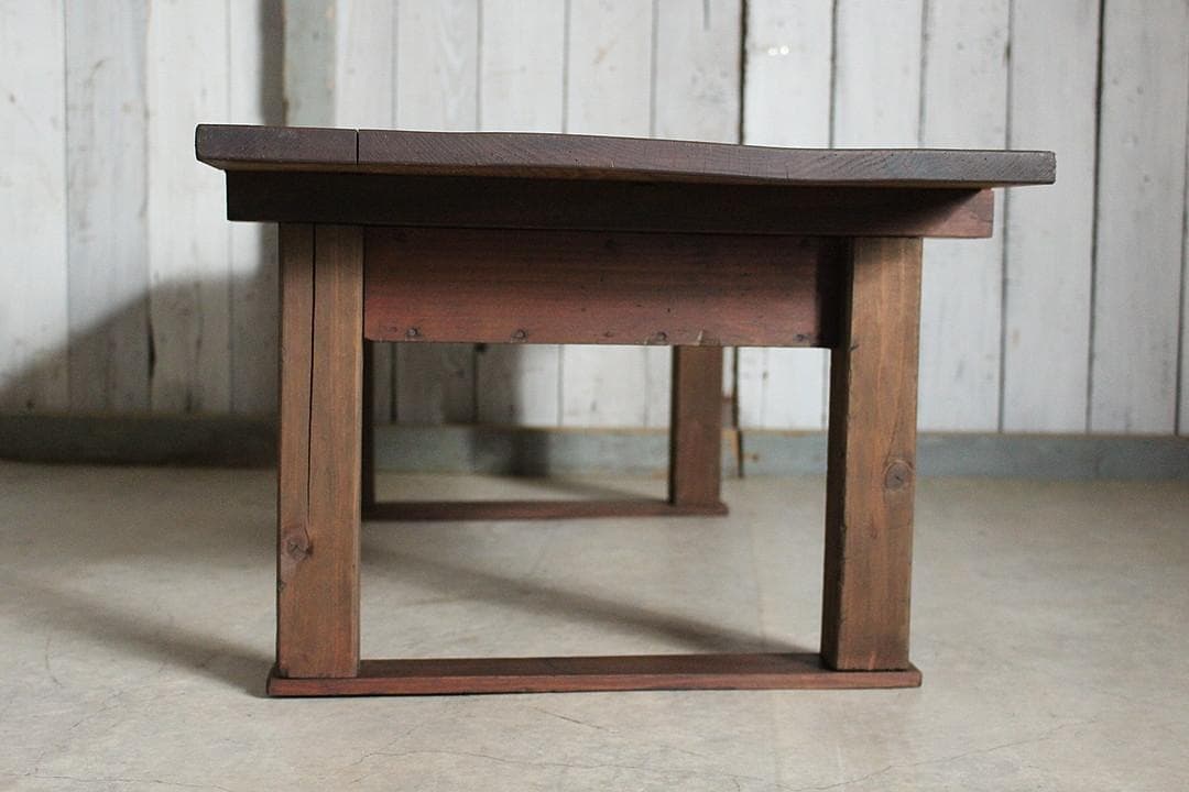 古く味のある木製の机　引き出し　ローテーブル　作業台　古家具　古民家