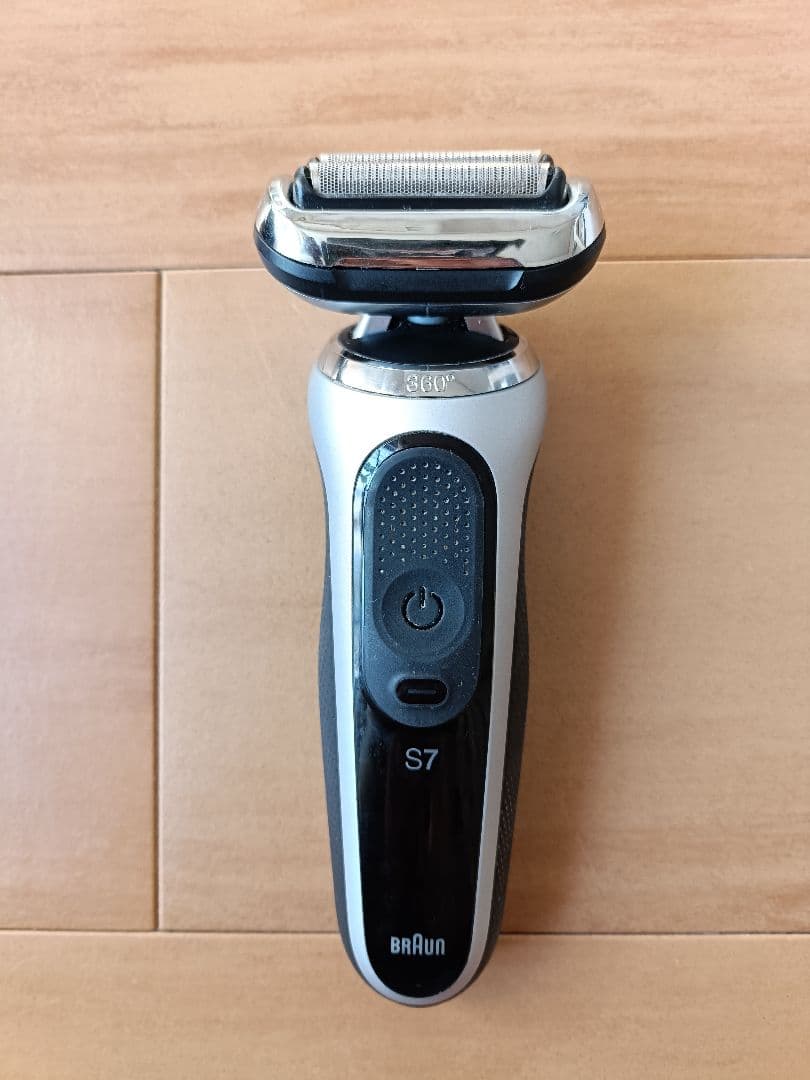 BRAUN S7 メンズ電気シェーバー 本体と付属品