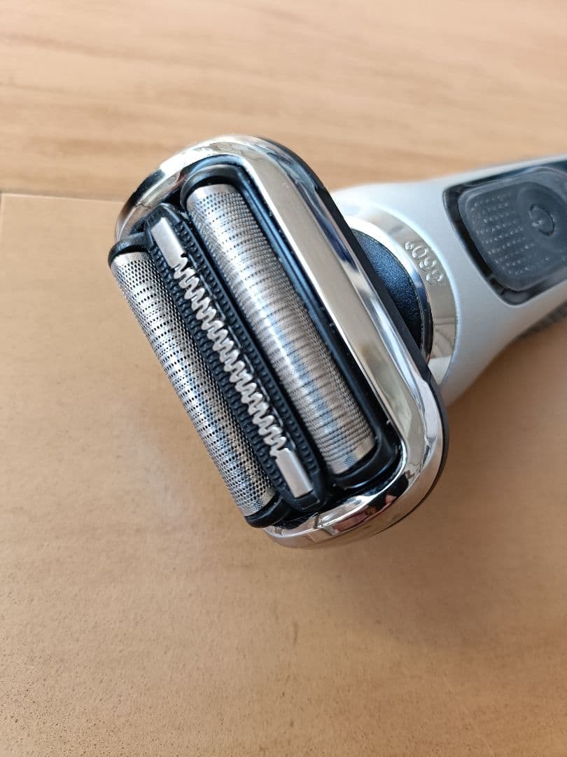 BRAUN S7 メンズ電気シェーバー 本体と付属品