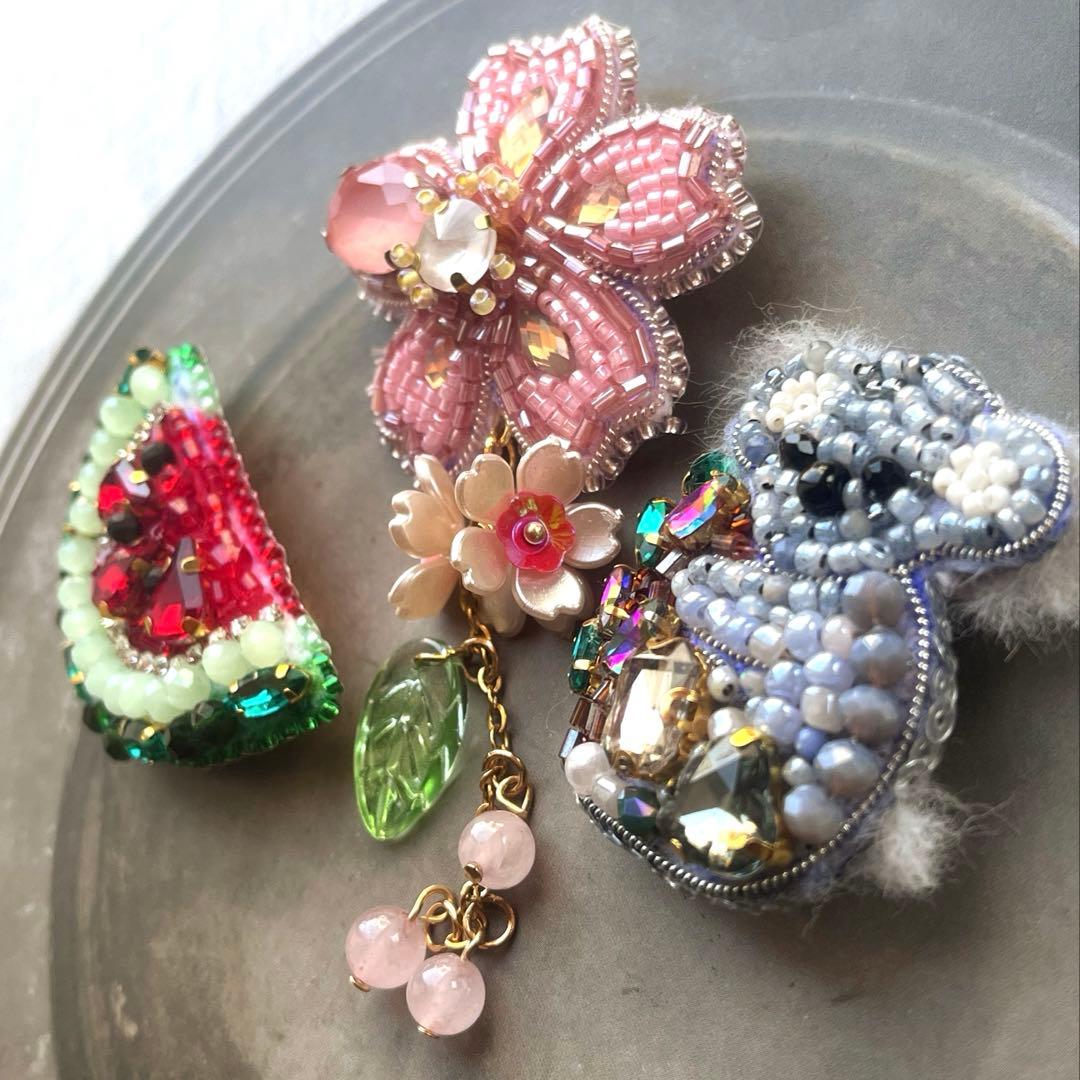 タケコブター コアラ スイカビーズ 刺繍 ブローチ ハンドメイド