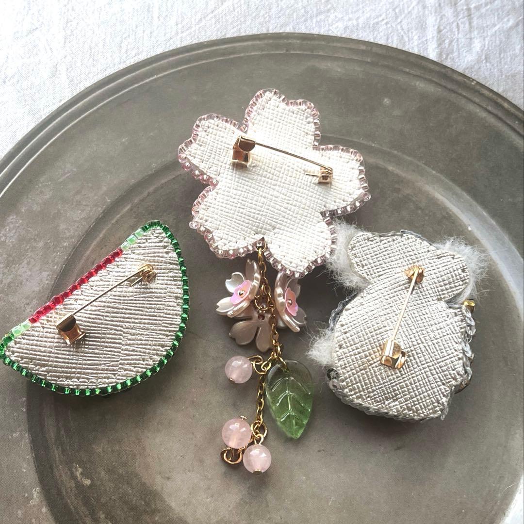 タケコブター コアラ スイカビーズ 刺繍 ブローチ ハンドメイド