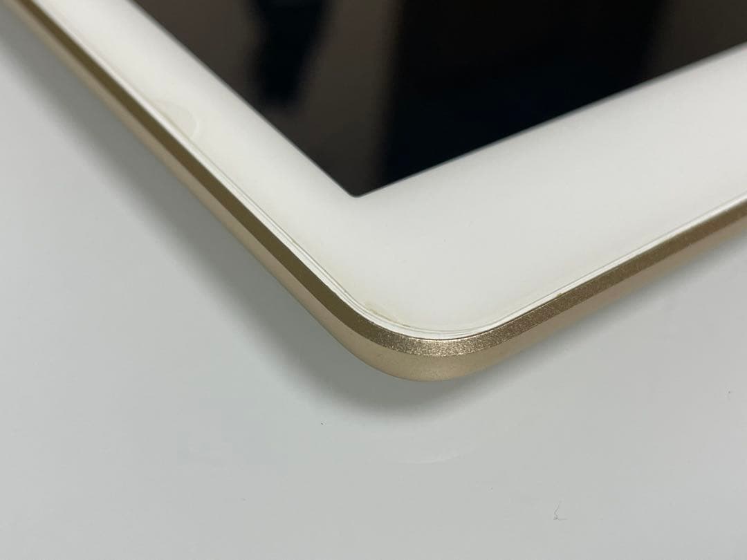 iPad 第5世代 32GB ゴールド au Wi-Fi SIMロック不明