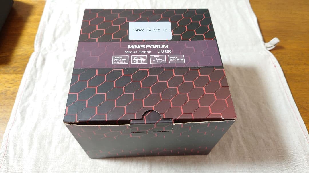 MINIS FORUM UM560　16GB/SSD 512GB