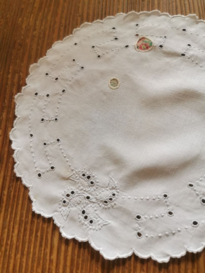 アンティーク アイレット＆風車白糸刺繍 フレンチファブリックアップリケドイリー