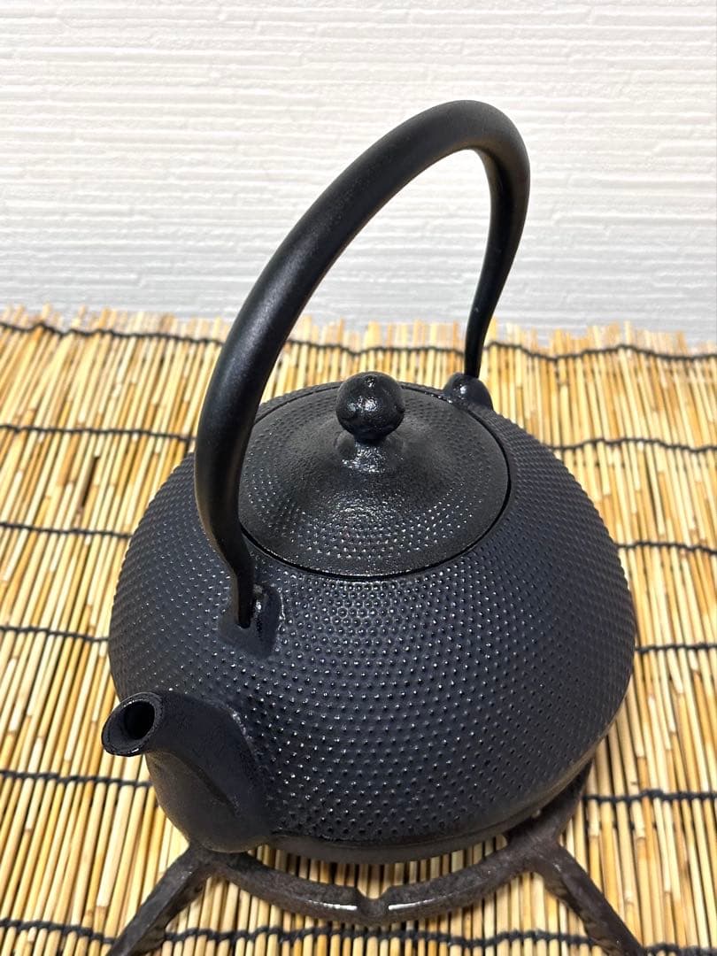 未使用品、供箱等付属品付　南部盛榮堂(OIGEN)造　１２型アラレ　南部鉄瓶