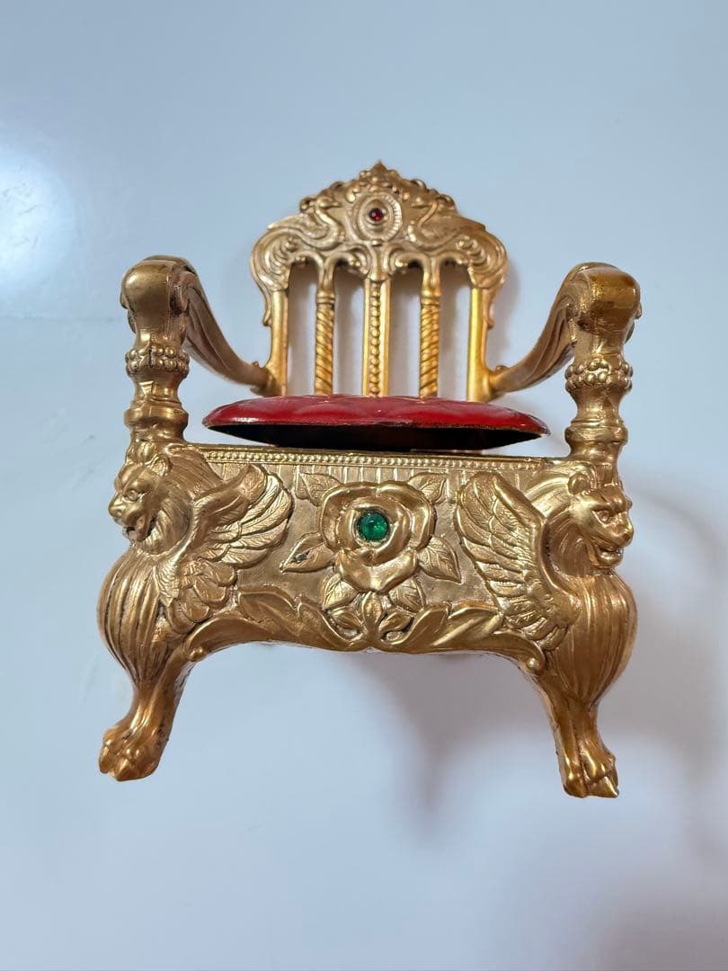 金色の王座型ミニチュア