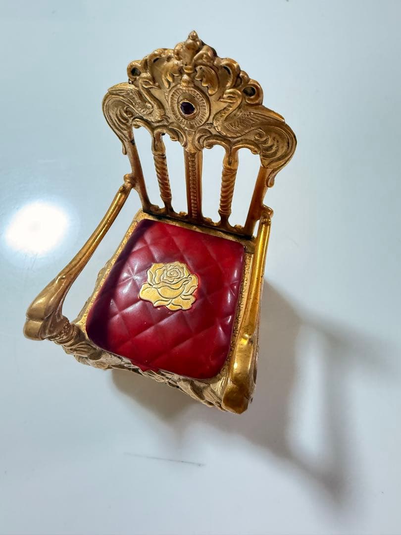 金色の王座型ミニチュア