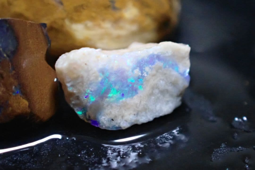 ボルダーオパール　原石　遊色の強いお得なセット　まとめ　①　送料無料