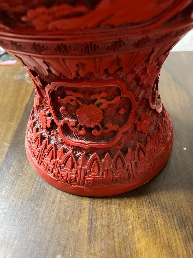 赤い彫刻花瓶 置物