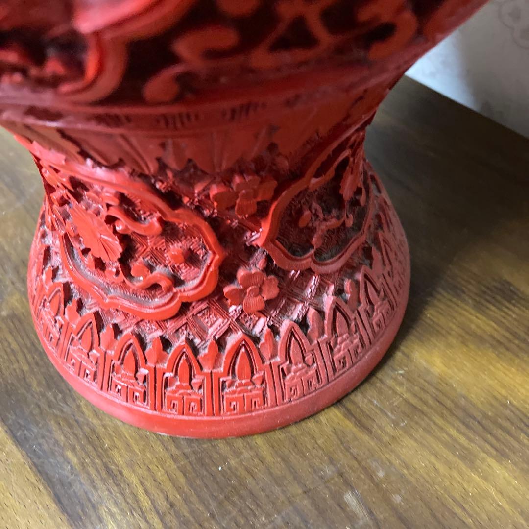 赤い彫刻花瓶 置物