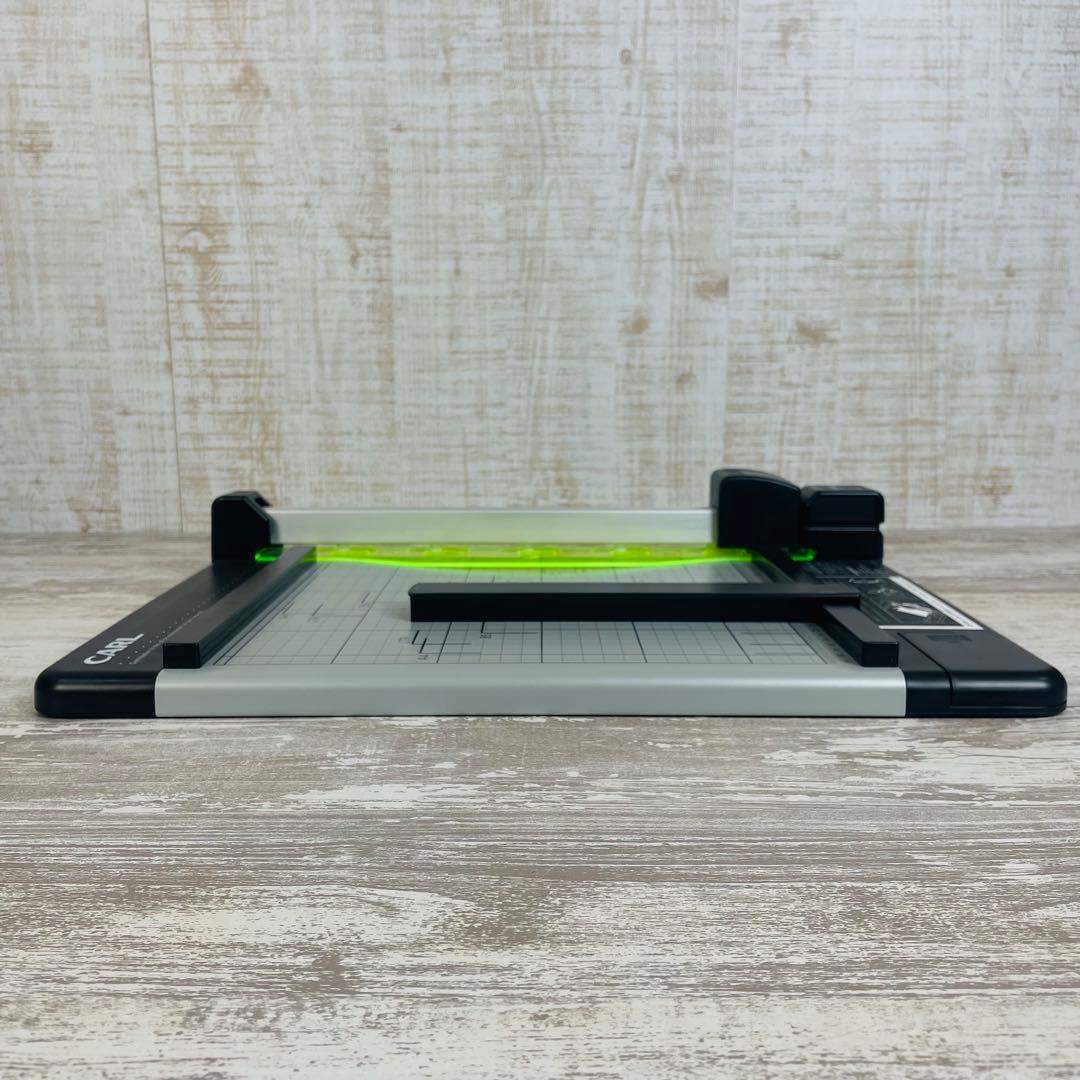 【美品】CARL 裁断機 ペーパーカッター A4対応 40枚裁断 DC-210N