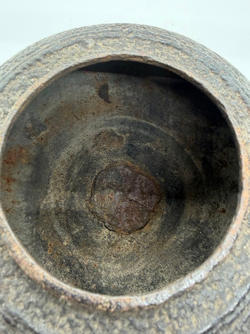 釜師系名工造（花押在）唐銅蓋　望月形鉄瓶高さ約21cm　重量約1.5kg古鉄瓶