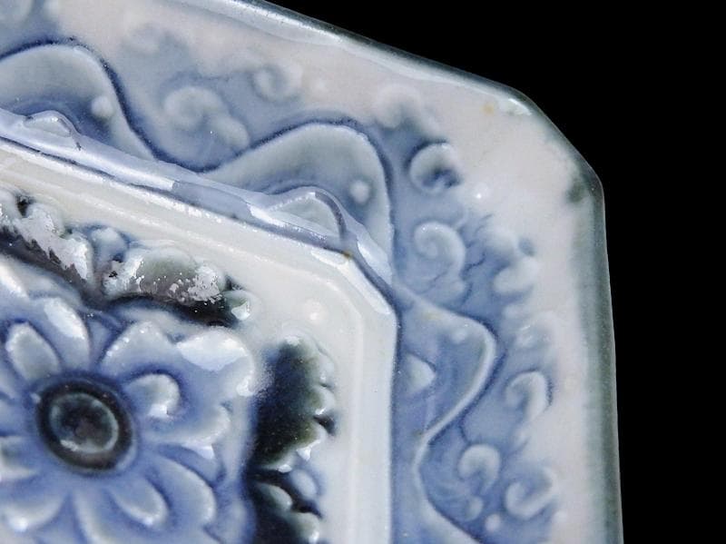 瀬戸　伊万里　染付　陽刻　波に花の図　四方角豆皿　E668AS-DCw