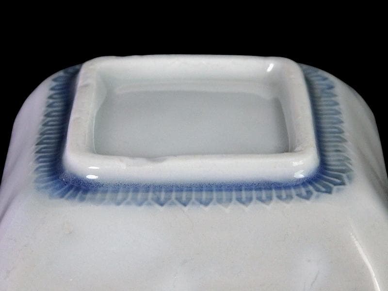 瀬戸　伊万里　染付　陽刻　波に花の図　四方角豆皿　E668AS-DCw