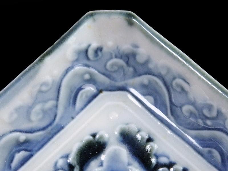 瀬戸　伊万里　染付　陽刻　波に花の図　四方角豆皿　E668AS-DCw