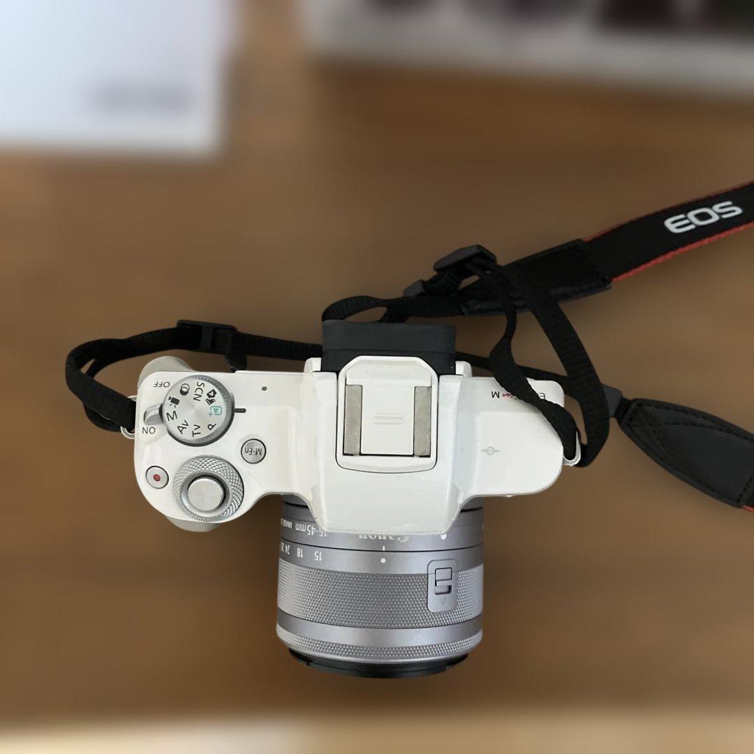 Canon EOS kistM ダブルズームセット ホワイト ミラーレスカメラ