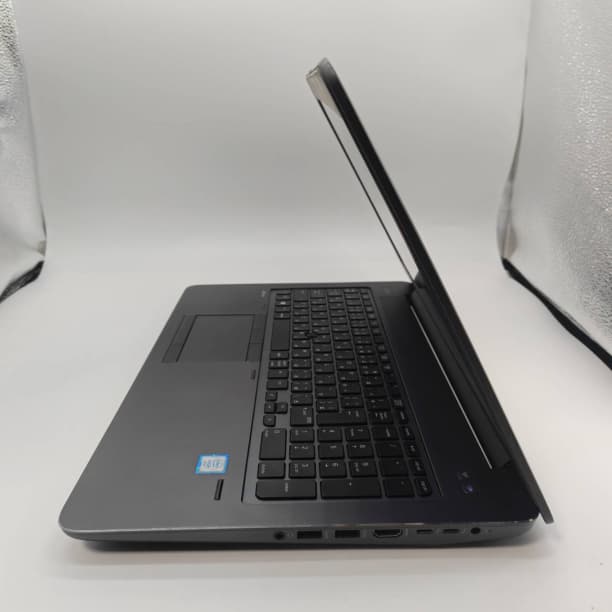 グラボ バッテリ◎ フルHD 15 Xeon E3-1505M SSD256GB