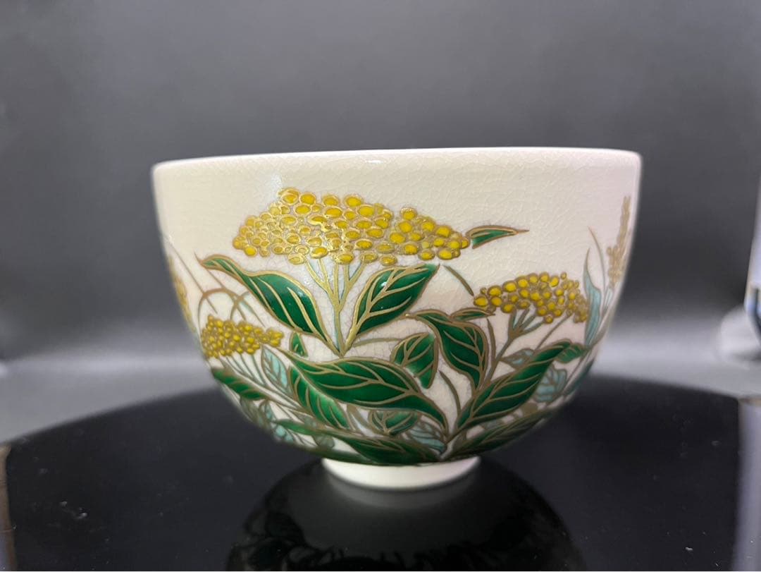 のんびり様　清閑寺杉田祥平　色絵春の花画茶碗
