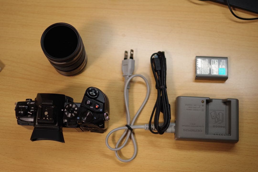OLYMPUS OM-D EM1 カメラ　レンズ付き