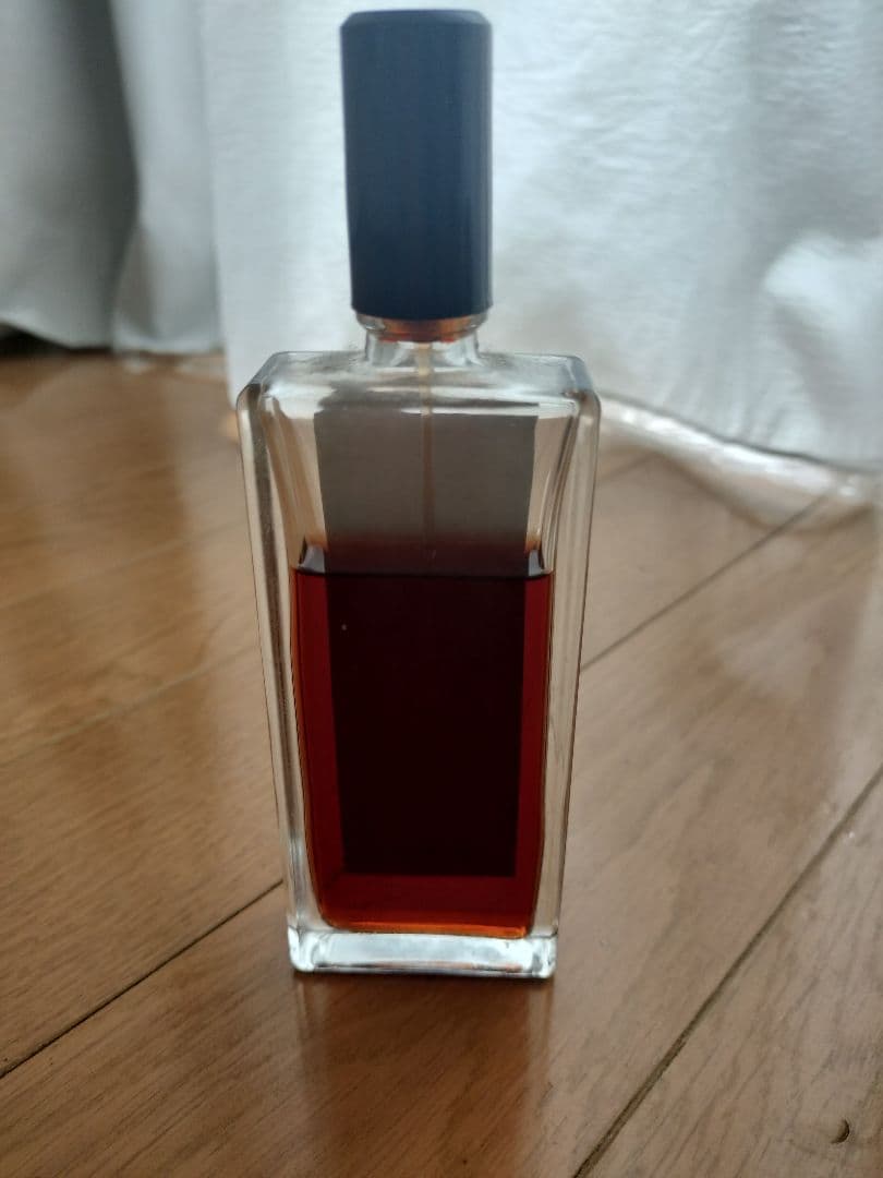 SERGE LUTENS 香水 ユニセックス 赤色