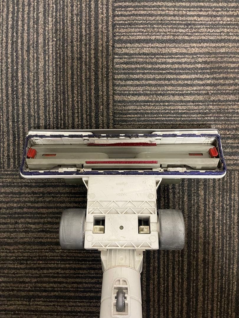 Dyson DC08T ALLERGYサイクロン式キャニスター掃除機です。