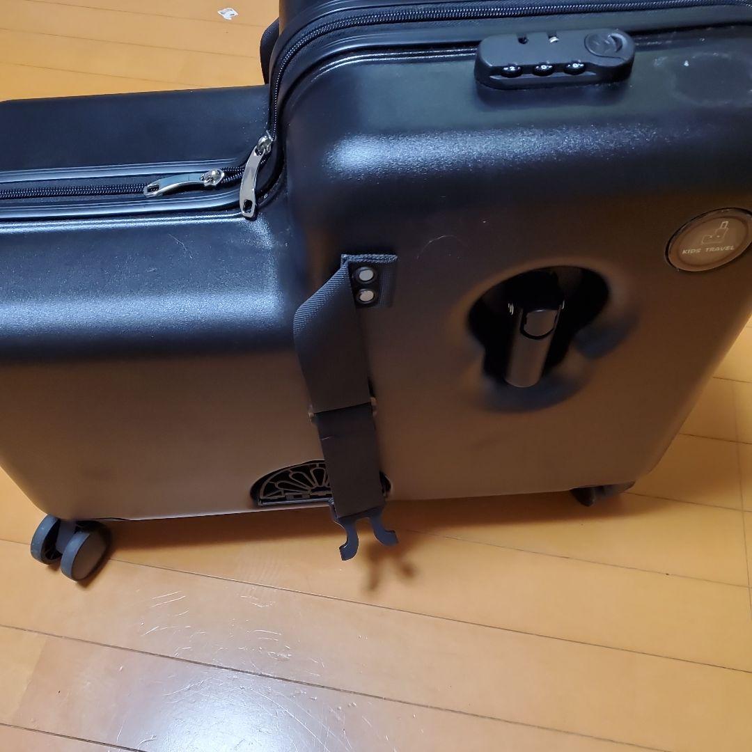 黒のキャリーカート 伸縮式ハンドル付き