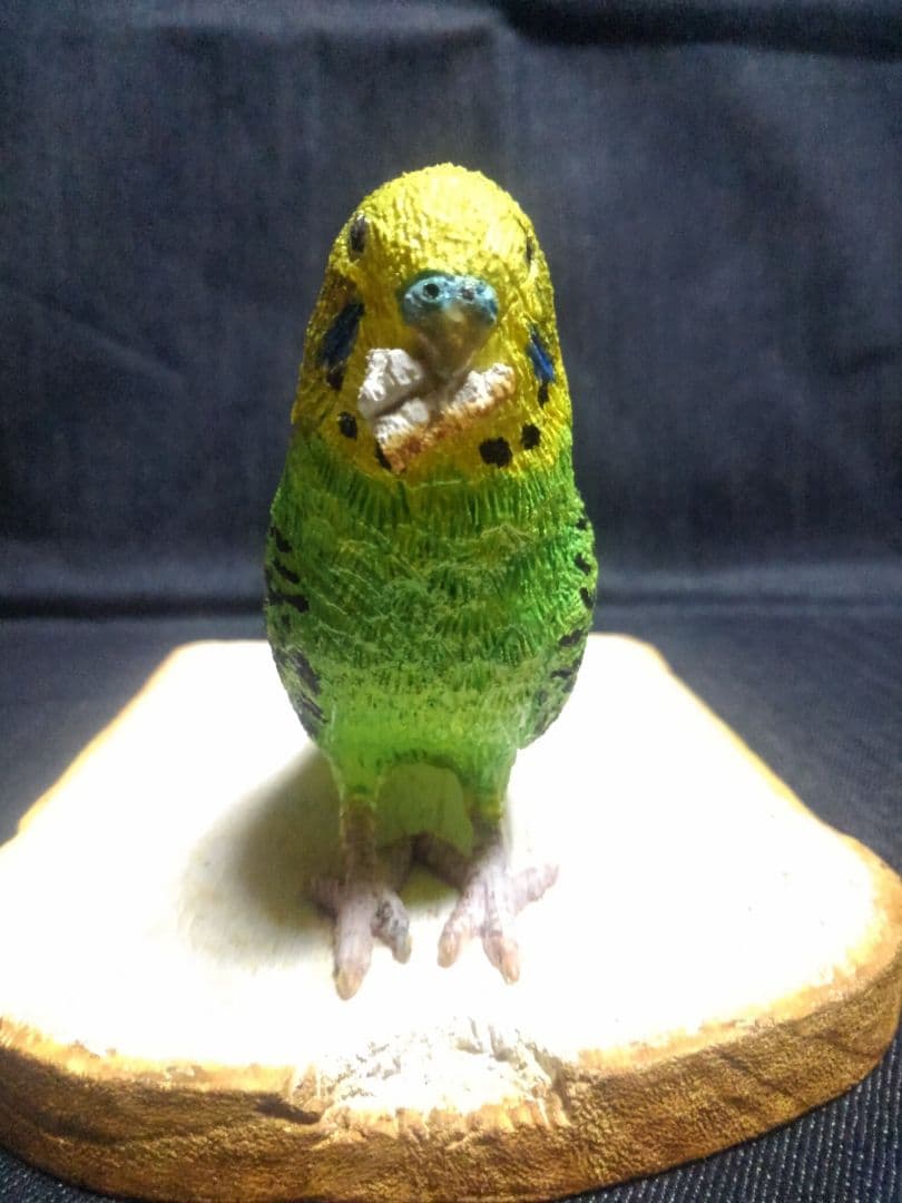 実物大 木彫りのセキセイインコと食パン
