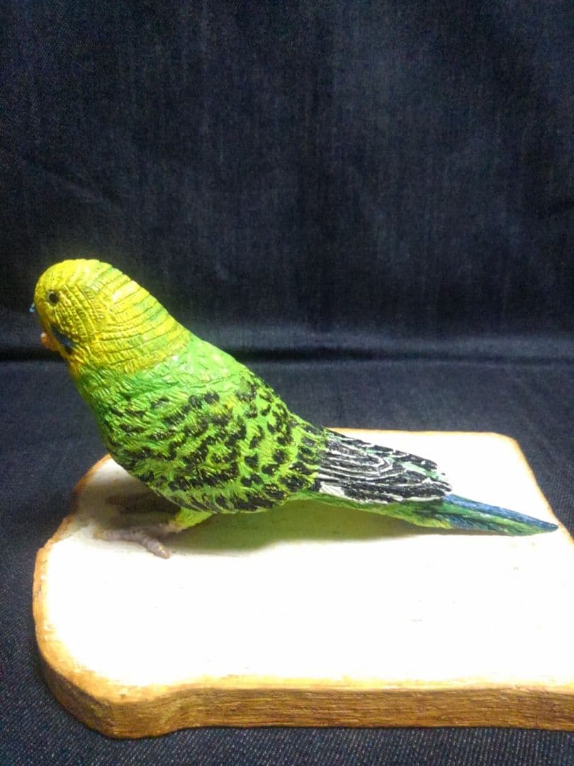 実物大 木彫りのセキセイインコと食パン