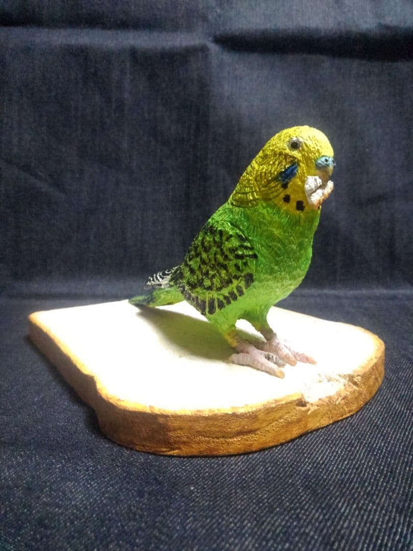 実物大 木彫りのセキセイインコと食パン